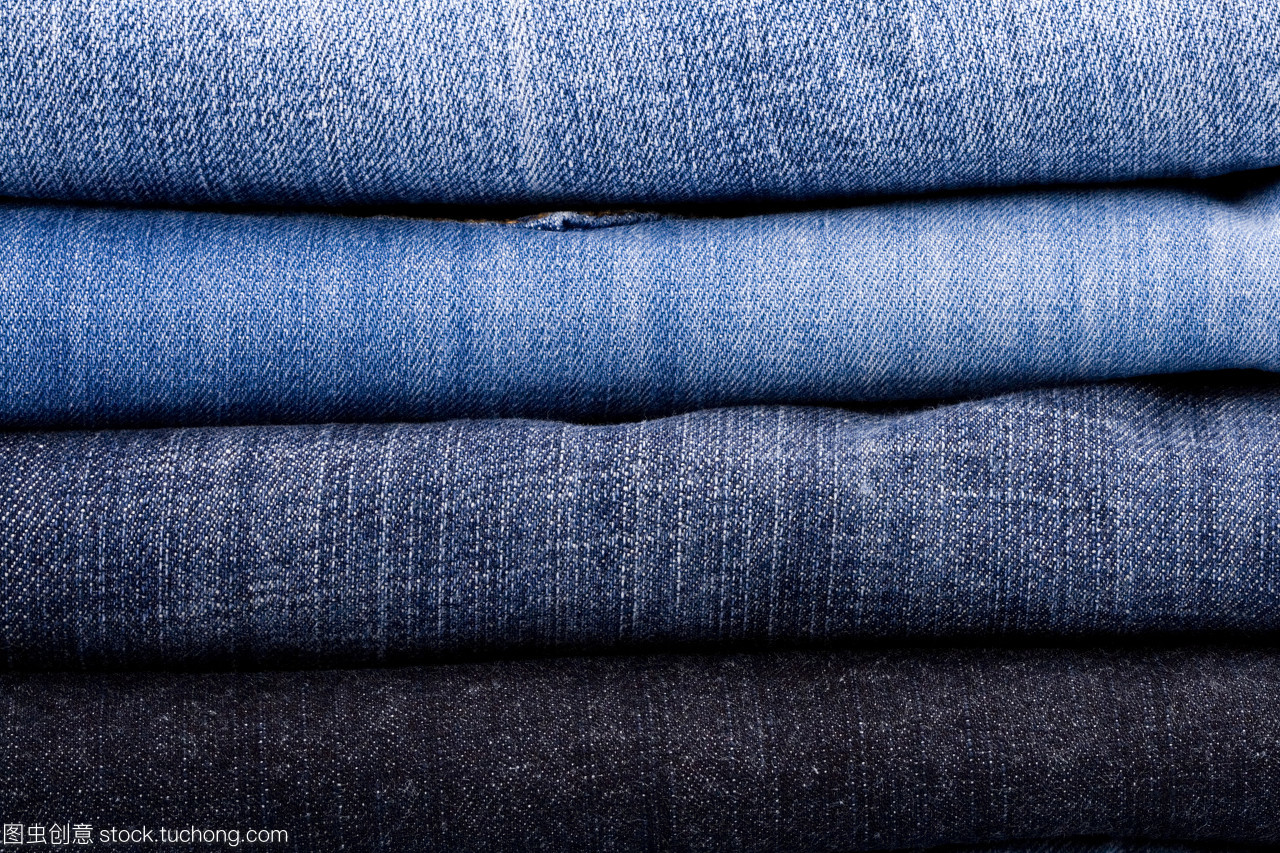 蓝色牛仔裤 从衣橱角落到街头时尚的传奇